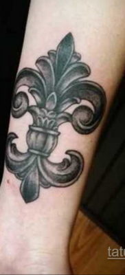 fotó egy tetoválásról, flur-de-lis-vel 2019.12.14 №112 -heraldic liliom-
