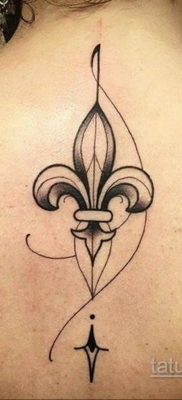 fotó egy tetoválásról, flur-de-lis-vel 2019.12.14 №110 -heraldic liliom-