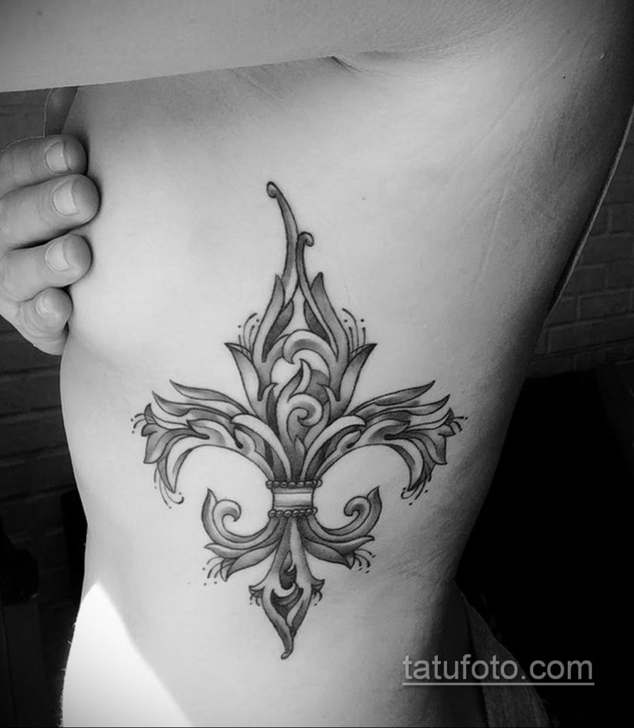 fotó egy tetoválásról, flur-de-lis-vel 2019.12.14., 105-heraldikai liliom-