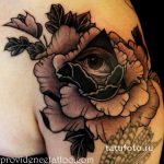 szem tetoválás háromszögben rózsákkal - fotó a kész tetoválásról 13052016 10