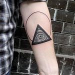 oeil de tatouage dans le triangle sur l'avant -bras - une photo du tatouage fini sur 13052016 1