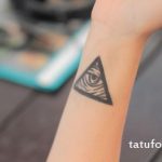 oeil de tatouage dans le triangle sur l'avant -bras - un photo du tatouage fini sur 13052016 2