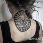 oeil de tatouage dans le triangle sur le cou - une photo du tatouage fini 13052016 1
