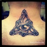 oeil de tatouage dans le triangle sur le cou - une photo du tatouage fini 13052016 2