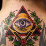 Tattoo -Auge im Dreieck auf dem Hals - ein Foto des fertigen Tätowierung 13052016 3