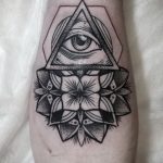 Tattoo -Auge im Dreieck auf dem Unterarm - ein Foto des fertigen Tätowierung auf 13052016 1