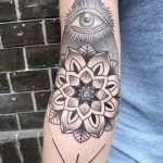 Tattoo -Auge im Dreieck auf dem Unterarm - ein Foto des fertigen Tätowierung auf 13052016 3