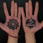 Tattoo -Auge im Dreieck auf der Hand - ein Foto des fertigen Tätowierung 13052016 1