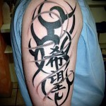 وشم على الكتف - التجريد والهيروغليفية