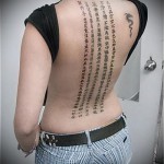 وشم على ظهر الفتاة - خمسة أعمدة بالهيروغليفية