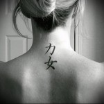 اثنان من الهيروغليفية في وشم على ظهر وعنق شقراء