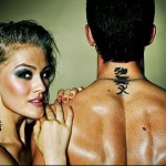 وشم زوجين مع الهيروغليفية لرجل وفتاة