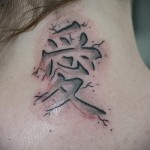 وشم الهيروغليفية على الرقبة مثل الشقوق على الأرض الجافة