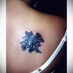 голяма татуировка на лопатката с йероглиф за момиче