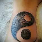 yin yang tetoválás a kezében
