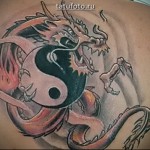 yin yang sárkány tetoválás