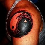 yin yang tetoválás a vállán