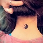 yin yang tetoválás a nyakán