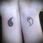 yin yang tetoválás a csuklón