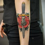 rózsa és tőr tetoválás