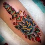 rózsa és tőr tetoválás