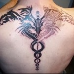 tőr kígyótetoválással összefonva