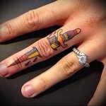 tőr tetoválás a karján