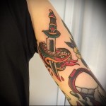 tőr és kígyó tetoválás