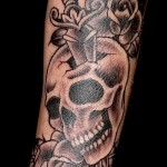 tőr koponya tetoválás