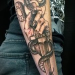 tőr és kígyó tetoválás