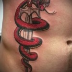tőr tetoválás az alsó hason kígyóval