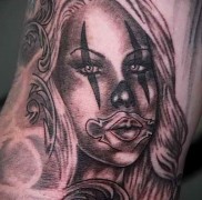 tetováló lány, mint egy bohóc