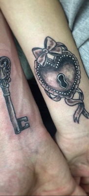 Fotó a tetováló zárról és a kulcsról 21.08.2019 №013 - tetováló zár és kulcs -