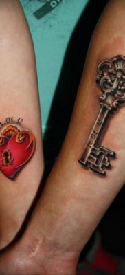 Fotó a tetováló zárról és a kulcsról 21.08.2019 №015 - tetováló zár és kulcs -