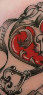 Fotó a tetováló zárról és a kulcsról 21.08.2019 №033 - tetováló zár és kulcs -