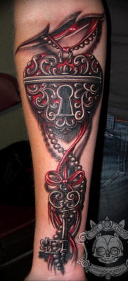 Fotó a tetováló zárról és a kulcsról 21.08.2019 №030 - tetováló zár és kulcs -