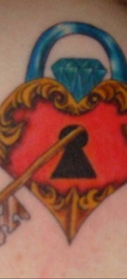 Fénykép tetováló zárról és kulcsról 21.08.2019 №046 - tetováló zár és kulcs -