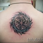 Fénykép tetoválásról Kolovrat a tarkóján - a lapockák között - férfi