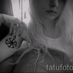 Fotó Kolovrat tetoválásról a lány karján