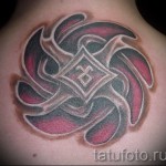 Fotó Kolovrat tetoválásról - szokatlan minta a háton a lapockák között - a nyak alatt