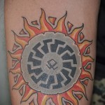 Fotó Kolovrat tetoválásról és a napsugarakról - tetoválás a karon