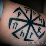 Fotó tetoválás Kolovrat és rúnák