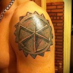 Fotó egy Kolovrat tetoválásról egy férfi bal vállán
