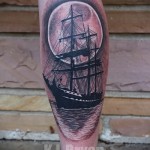 hajó tetoválás a lábán
