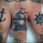 hajó tetoválás a kezében