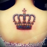 Koronowy tatuaż dla dziewczynek - duża kolorowa praca w klejnotach o różnych kolorach