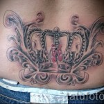 Koronowy tatuaż dla dziewczynek - duży rysunek na dolnej części pleców