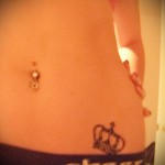 tatuaż koronowy dla dziewczynki - w podbrzuszu - na udzie - przy majtkach