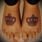 tatuaż z koroną dla dziewczynki - dwa wzory na dole każdej nogi