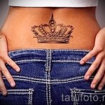 tatuaż z koroną dla dziewczynki - klasyczny na dolnej części pleców
